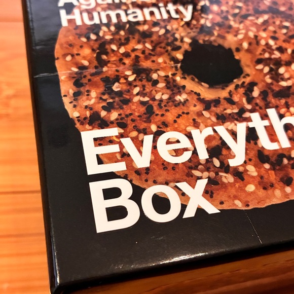 Cards Against Humanity Everything Box - Picture 5 of 6